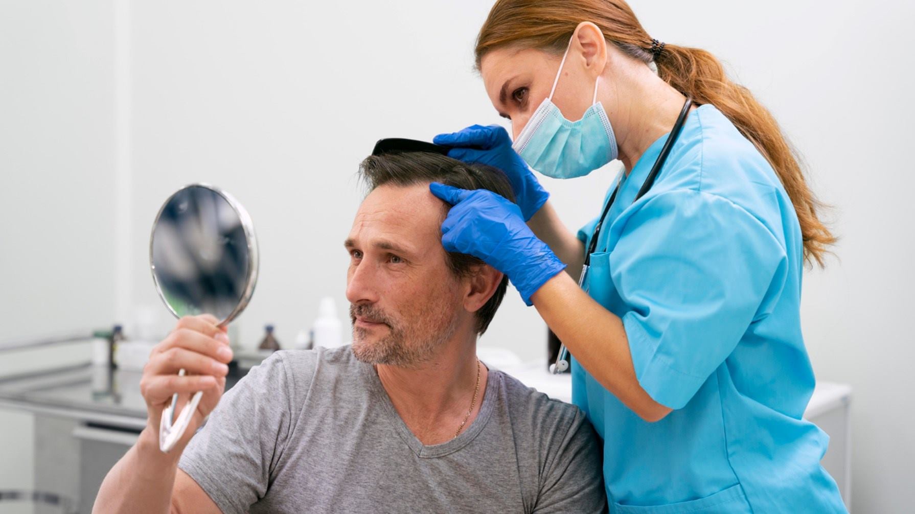 Un alto % es originado por la Dermatitis Seborreica y la Dihidrotestosterona (DHT)