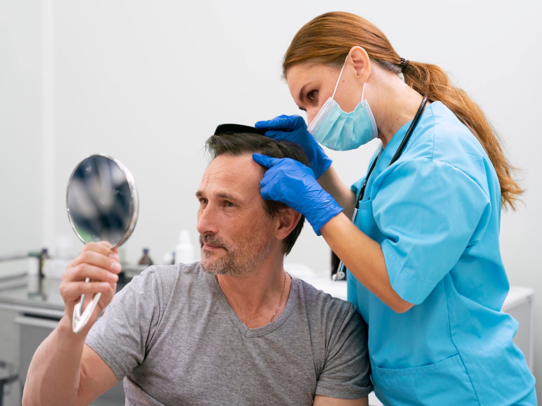 Un alto % es originado por la Dermatitis Seborreica y la Dihidrotestosterona (DHT)